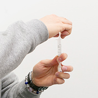 用喷鼻器插管充分搅拌并吸入。