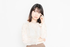 再生医療のメリットとデメリットに悩む女性
